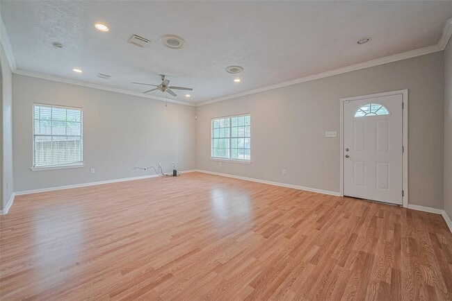 Building Photo - 213 W Murrill Ave