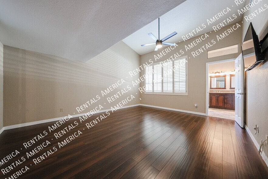 Building Photo - 6126 E Juniper Ave