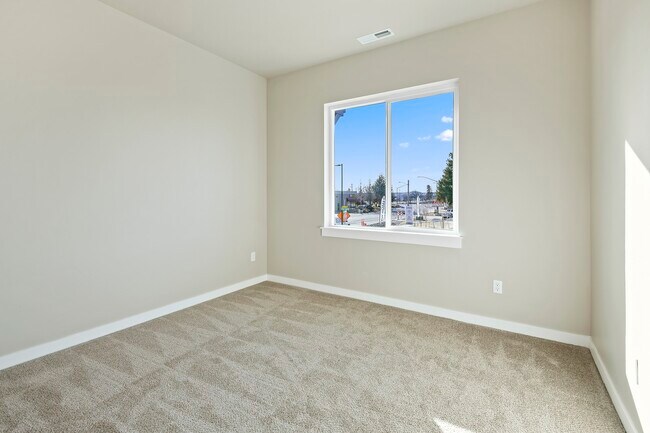 Building Photo - 16542 Red Oak Dr