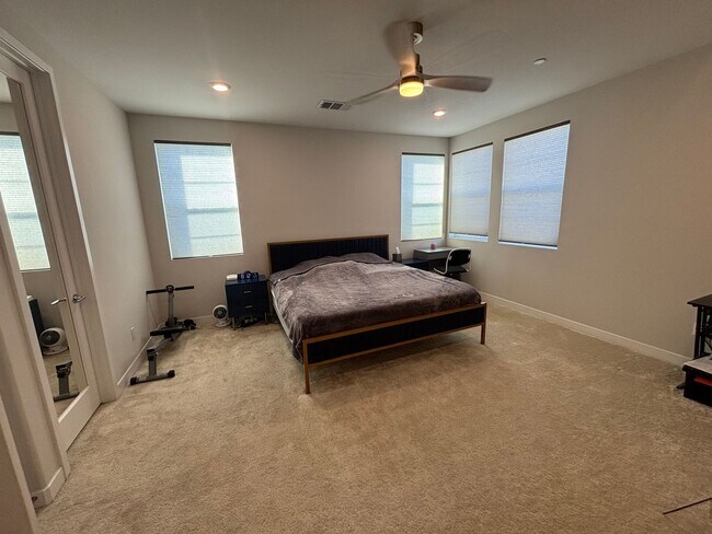 Building Photo - Beautiful 3-Bedroom Home with Solar in Valencia!