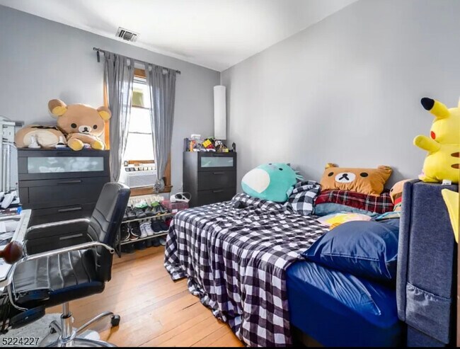 Downstairs bedroom - 313 E 17th St