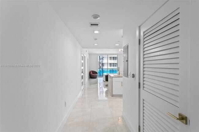 Building Photo - 1060 Brickell Ave