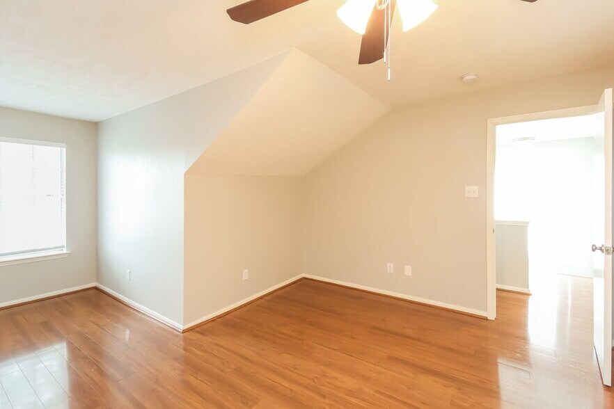 Building Photo - 6614 Valerian Ln