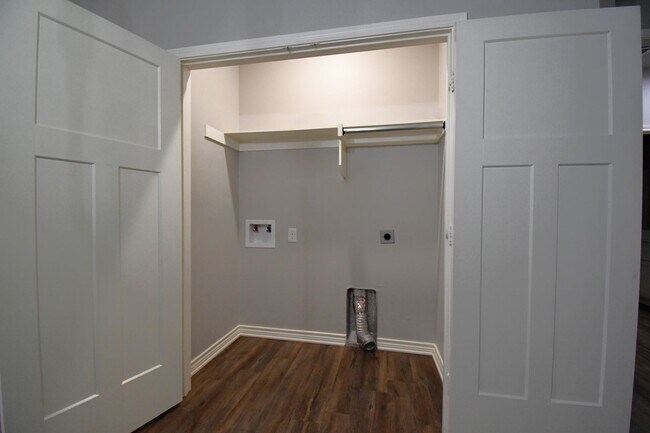 Building Photo - Gorgeous 3 Bedroom, 2 Bath Duplex in Arp