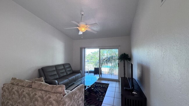 Building Photo - Fully Furnished 1BR/1BA Condo Just 3 Block...