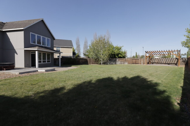 Building Photo - Charming 3-Bedroom Home with Designer Touc...