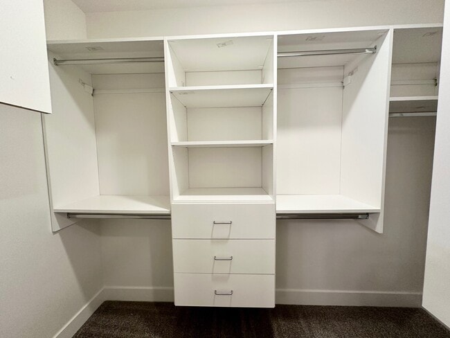 Building Photo - HC515