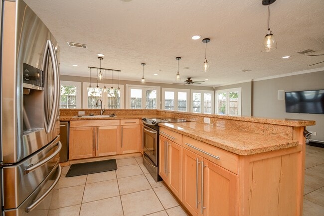 Building Photo - 9614 Val Verde St