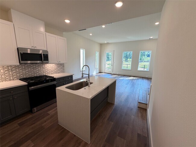 Building Photo - 879 Rachel St