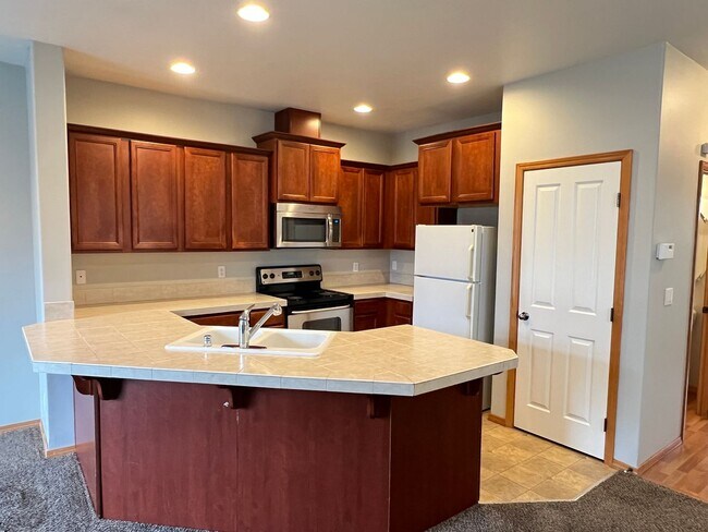 Building Photo - 747-747 SE Tampa St