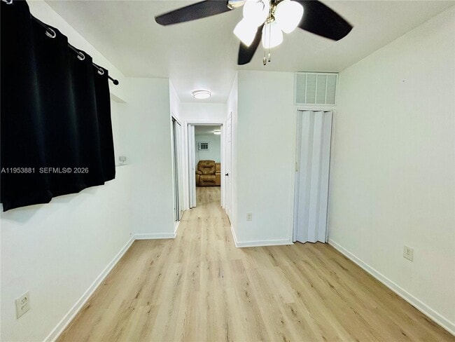 Building Photo - 880 SE 4th Pl