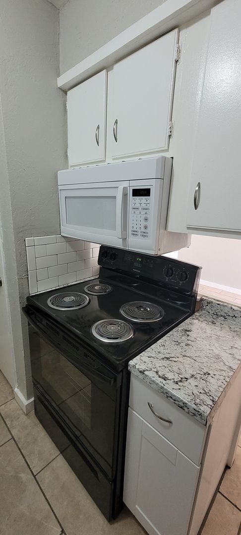 Building Photo - 2 Bedroom, 1.5 Bathroom 1st Floor Condo wi...