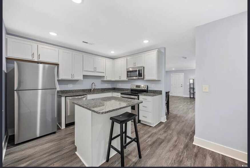 Building Photo - 2728 Mercer Dr