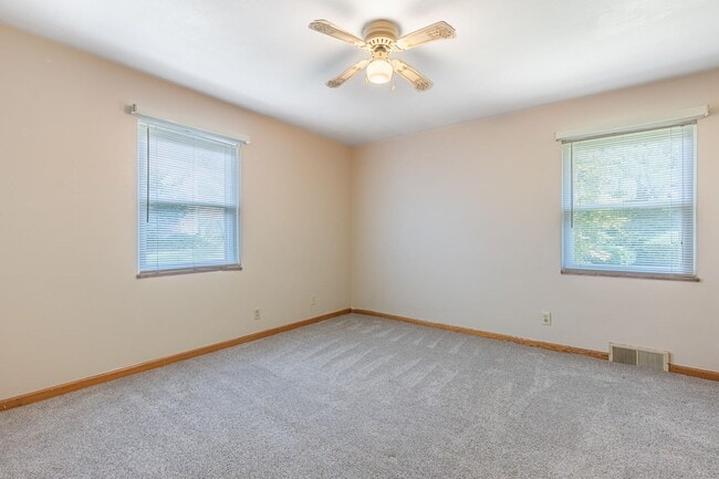 Building Photo - 1822 W Schantz Ave