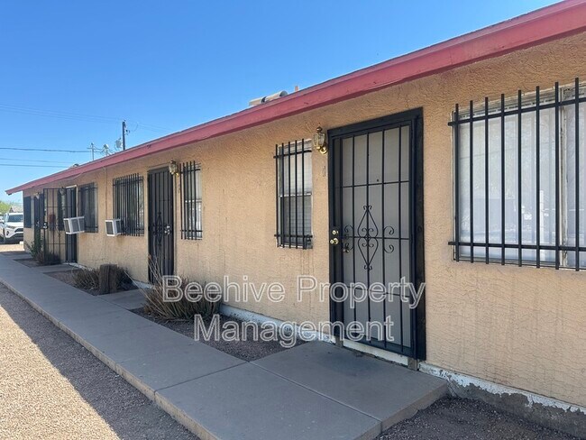 Primary Photo - 1102 E Polk St