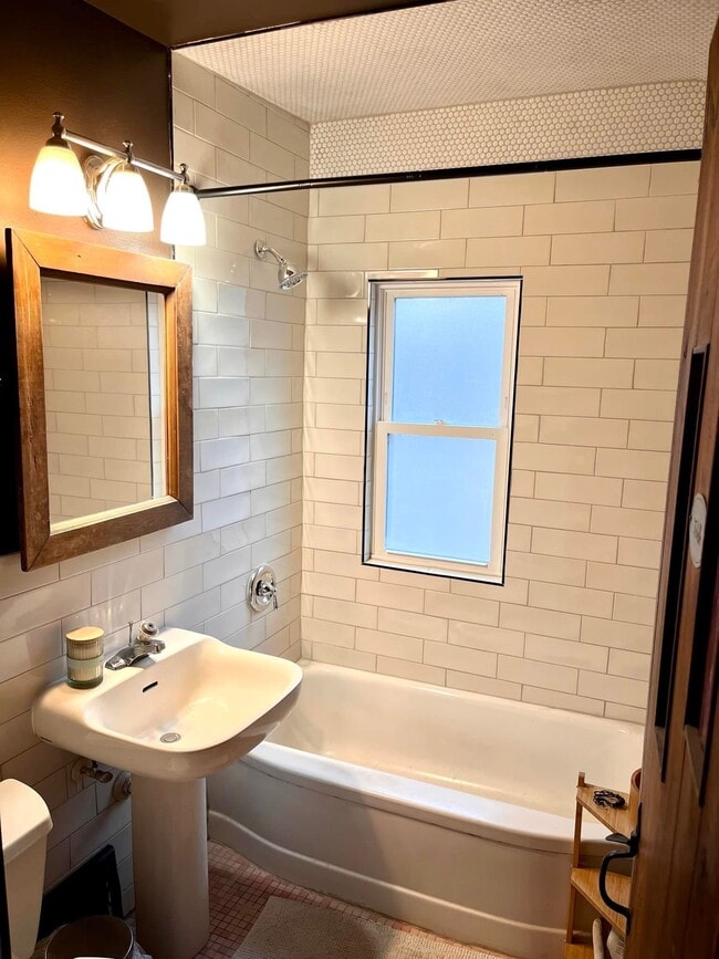 Building Photo - 2023 E Beverly Rd