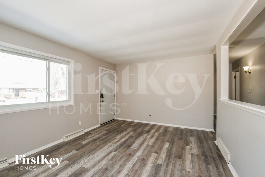 Building Photo - 2485 Jenkee Dr