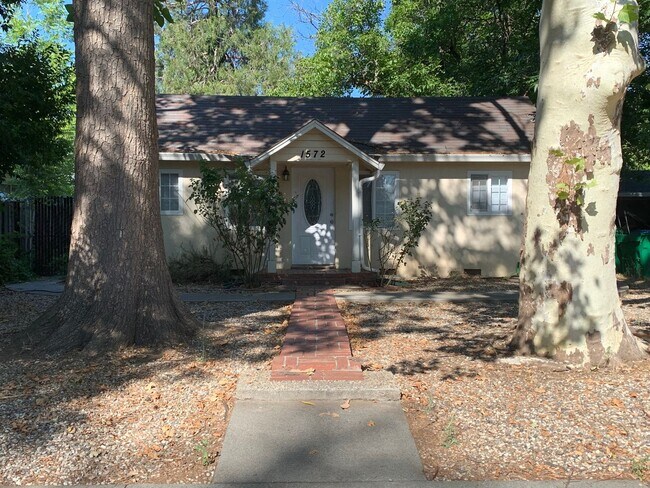 Building Photo - 1572 Warner St
