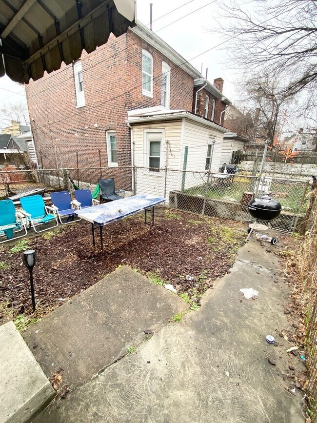 Building Photo - Spacious 3 or 4 Bedroom 2 Bathroom Available in Oakland, Modern Updates and Great Front Porch and...