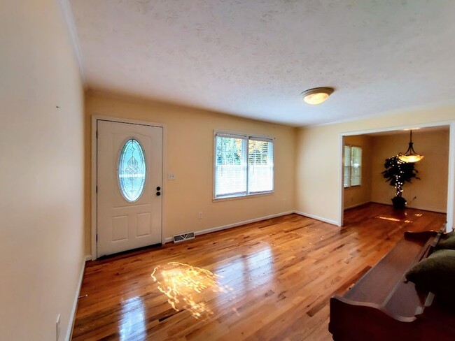 Building Photo - 3 Bedroom Brick Home