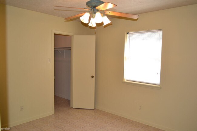 Building Photo - 2 br, 1 bath House - 908 Navarro Dr