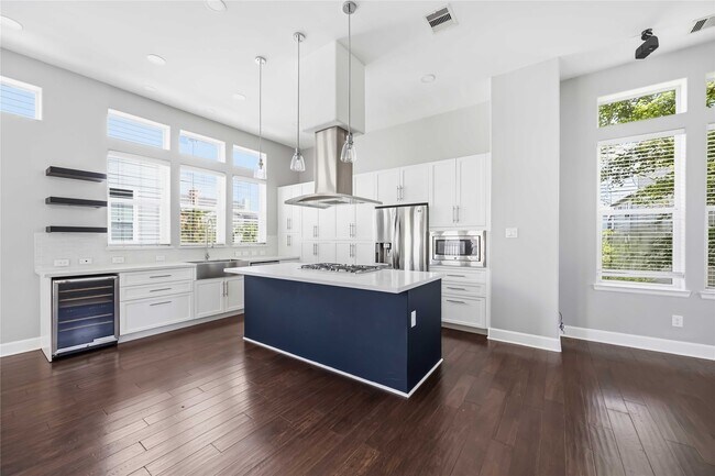 Building Photo - 708 Schwartz St