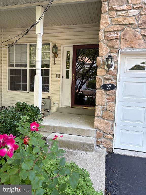 Primary Photo - 127 Birchwood Dr