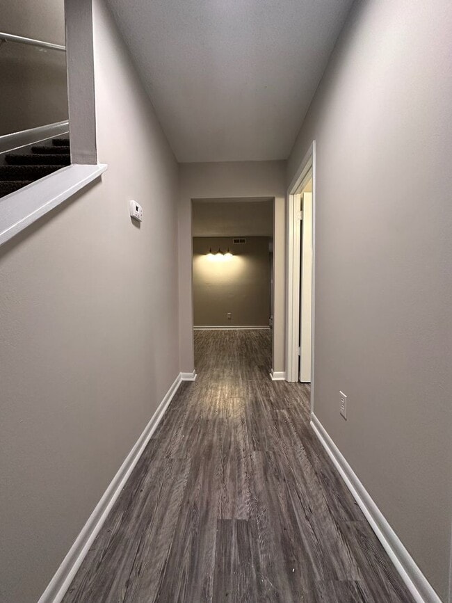 Building Photo - Convenient, in town living with garage!