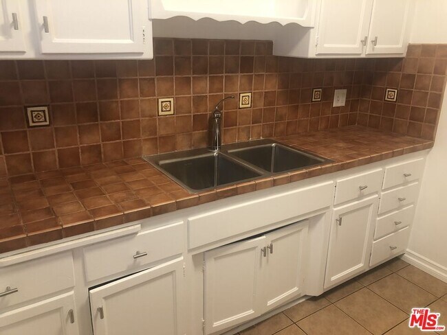 Building Photo - 8360 Blackburn Ave