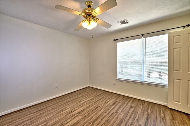 Building Photo - 15810 Hollow Rock Dr