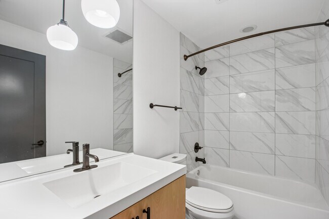 Building Photo - 1242 W Huron St