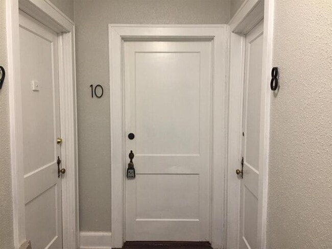 Building Photo - Great Studio Apartment in Downtown Mooresville!