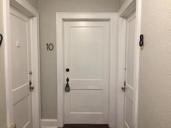 Building Photo - MOVE IN READY! Great Studio Apartment in Downtown Mooresville!