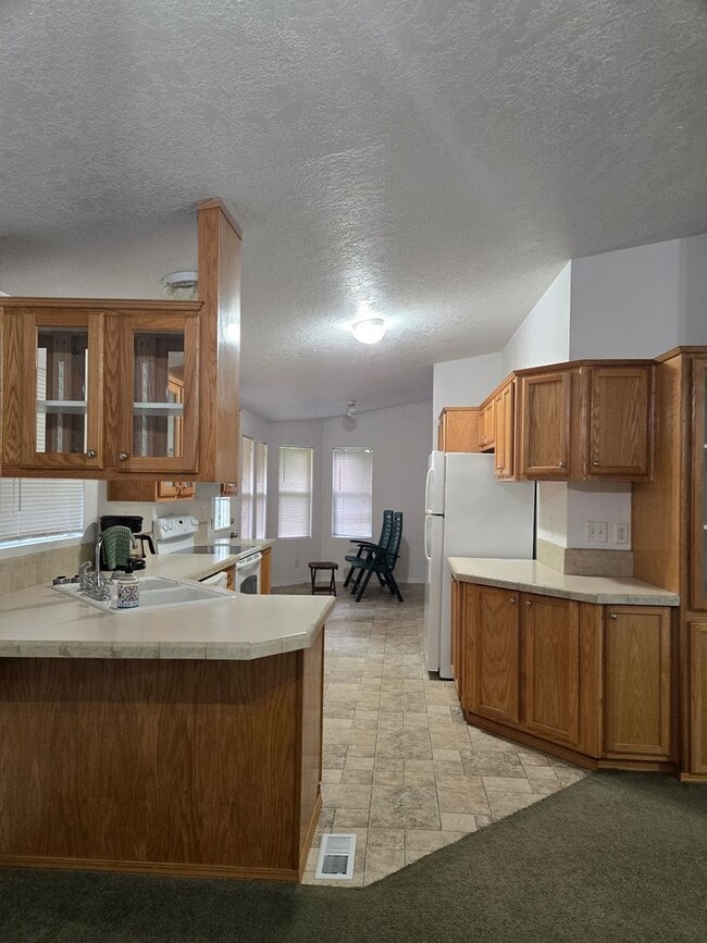 Building Photo - 4 Bedroom 2 Bath