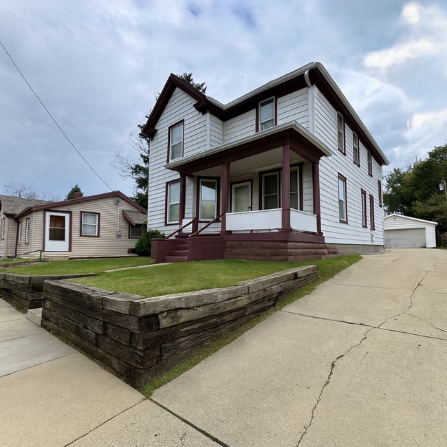 Building Photo - Large 2 Bed Lower Unit with Appliances & Garage Space!