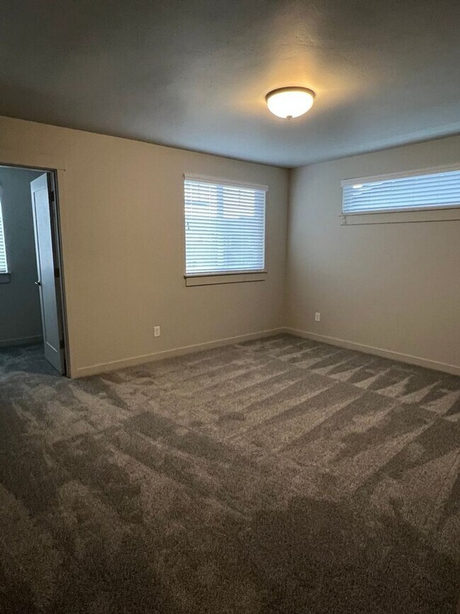 Building Photo - 3 Bedroom / 2.5 Bathroom Townhome in The Dry Canyon Community