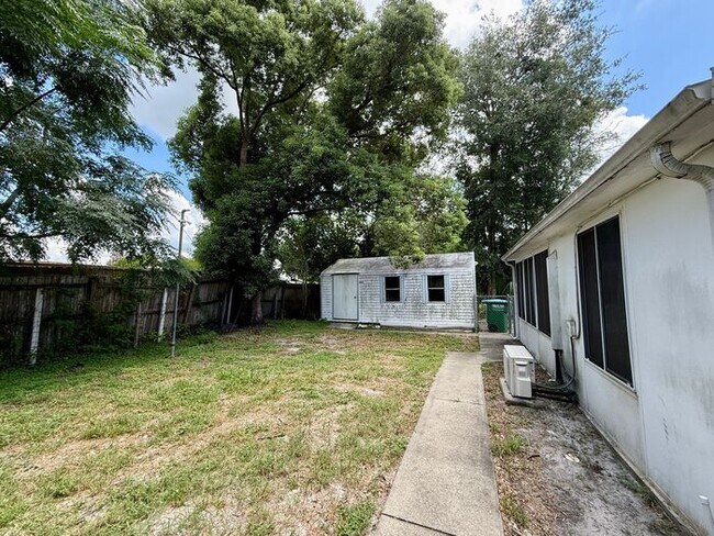 Building Photo - Cute 3/2 Home in Deltona!