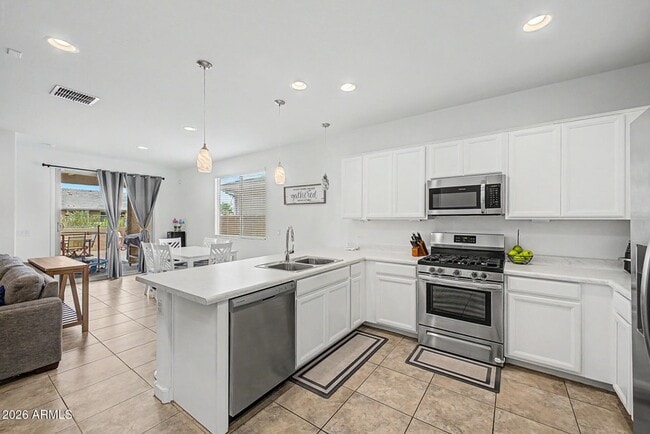 Building Photo - 9012 W Solano Dr