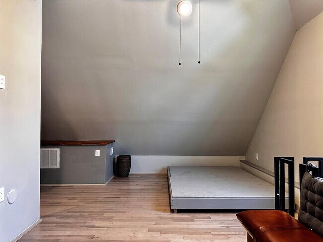 Building Photo - 914 E 39th St