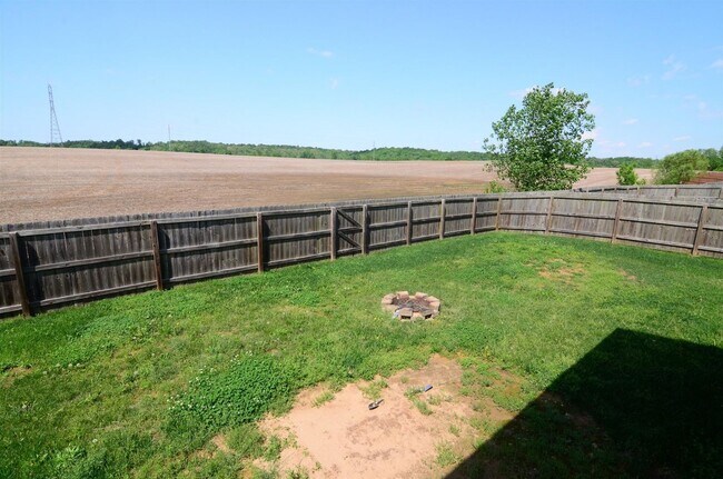 Building Photo - 4 bed 3 ba home...country view backyard