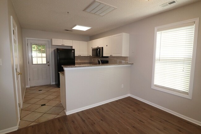 Building Photo - Light and Bright End unit 3 bdrm 2 bath to...