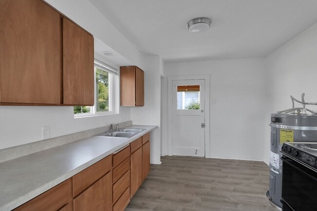 Building Photo - 2 Bed 2 Bath - Harbor View - Landscaping I...