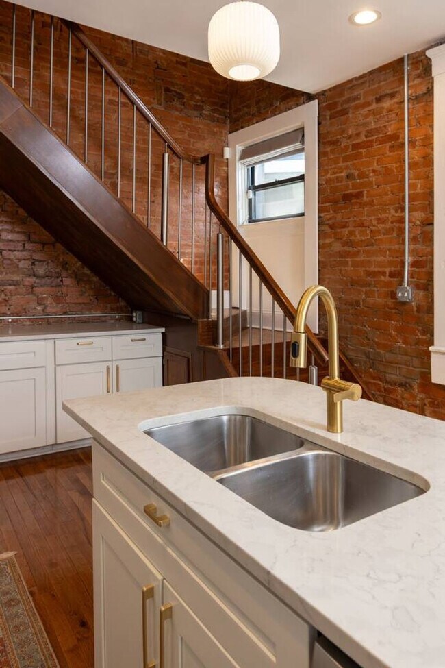 Building Photo - 152 E McMicken Ave