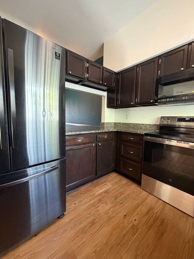 Building Photo - Charming 2 Bed, 2 Bath Townhome with Private Outdoor Spaces!
