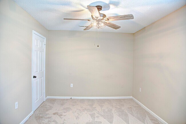 Building Photo - Two bedroom 2 bath apartment available