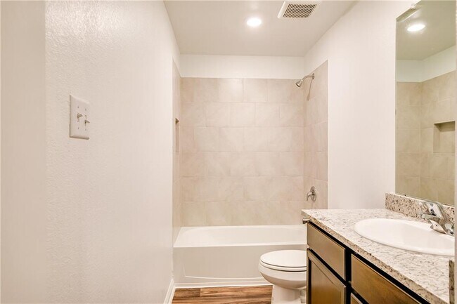 Building Photo - 617 Riverdale Dr