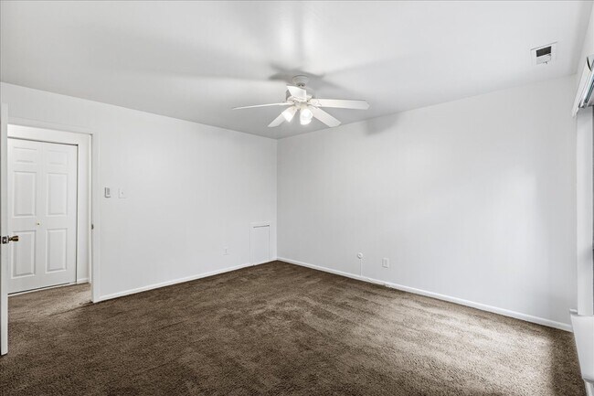 Building Photo - 703 Camelback Ct