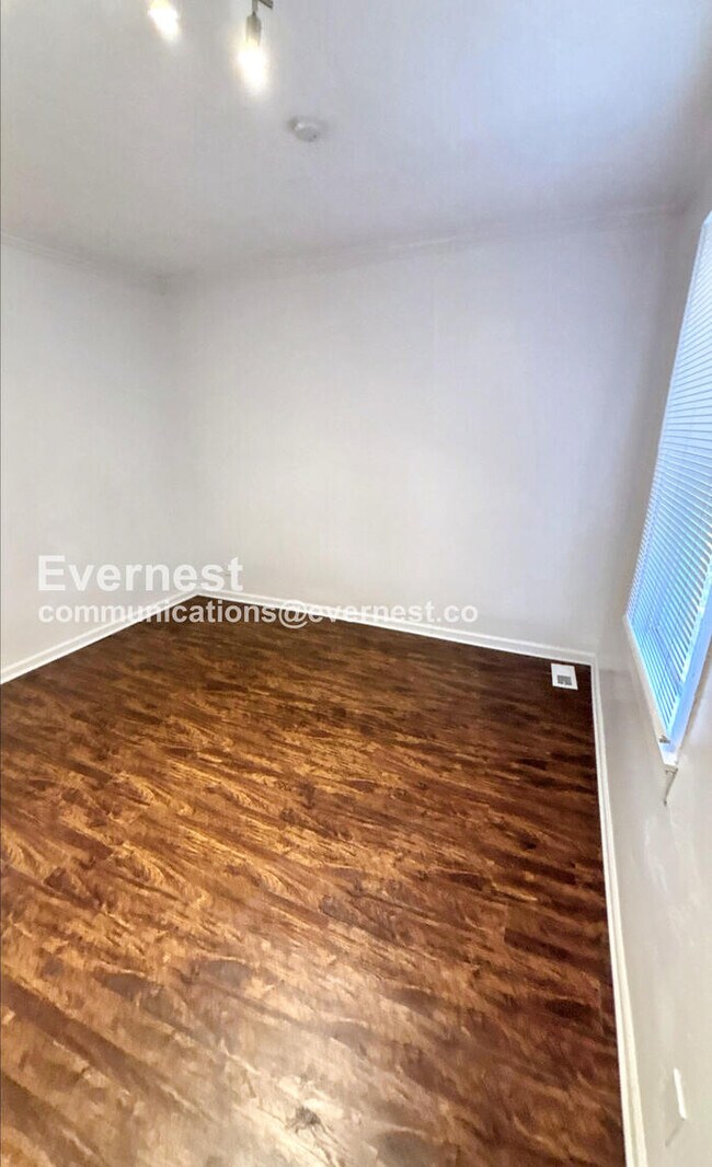 Building Photo - 3 Bed/2 Bath Home with Fenced Yard / Available Now!