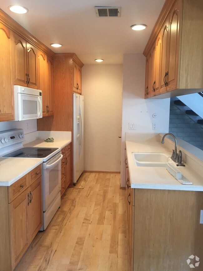 Building Photo - Charming 2-Bedroom, 1-Bathroom Condo in La...