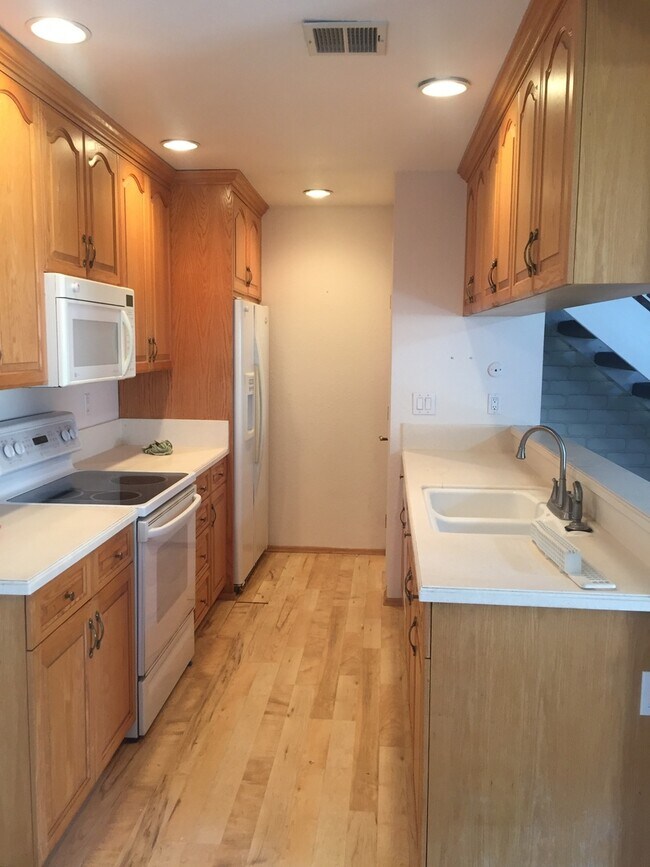 Building Photo - Charming 2-Bedroom, 1-Bathroom Condo in La...
